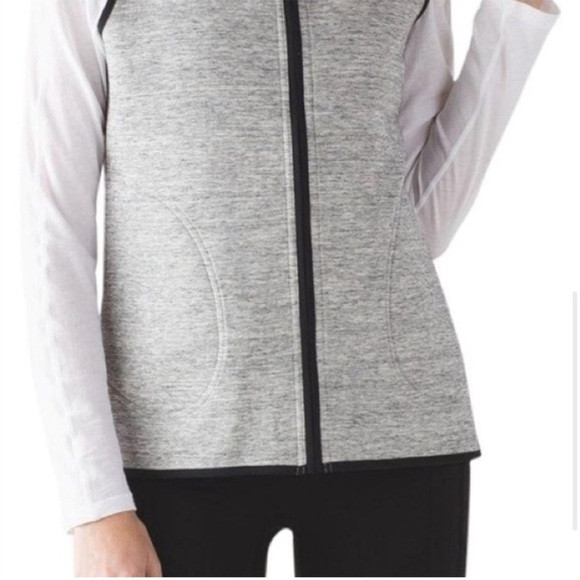 Lululemon Insculpt Vest Size 8 REVERSIBLE Light Gray with black Trim - Picture 2 of 14